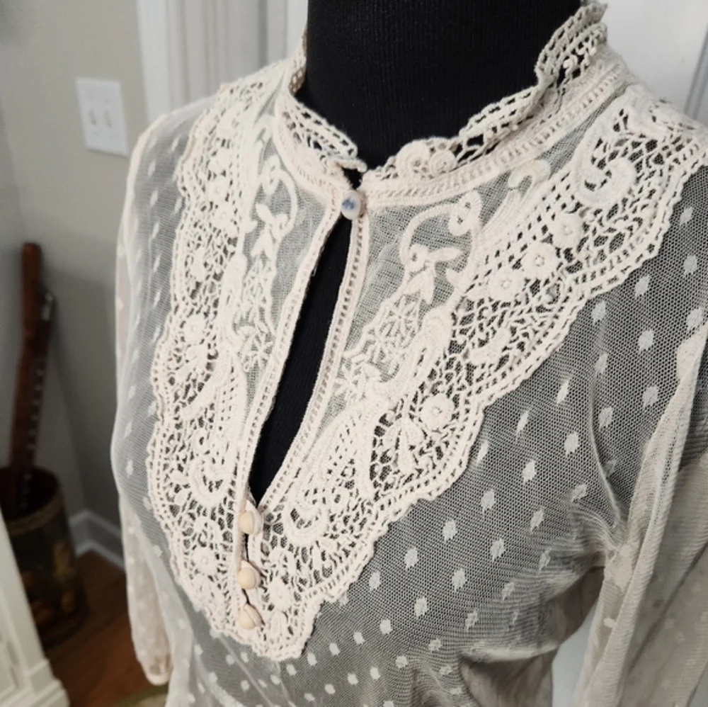 Flying‎ Tomato Ivory Long Sleeve Lace Top  Size Medium - Picture 2 of 10